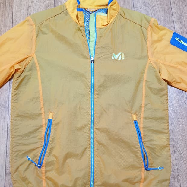 1210 밀레 아웃도어 바람막이 95 사이즈입니다