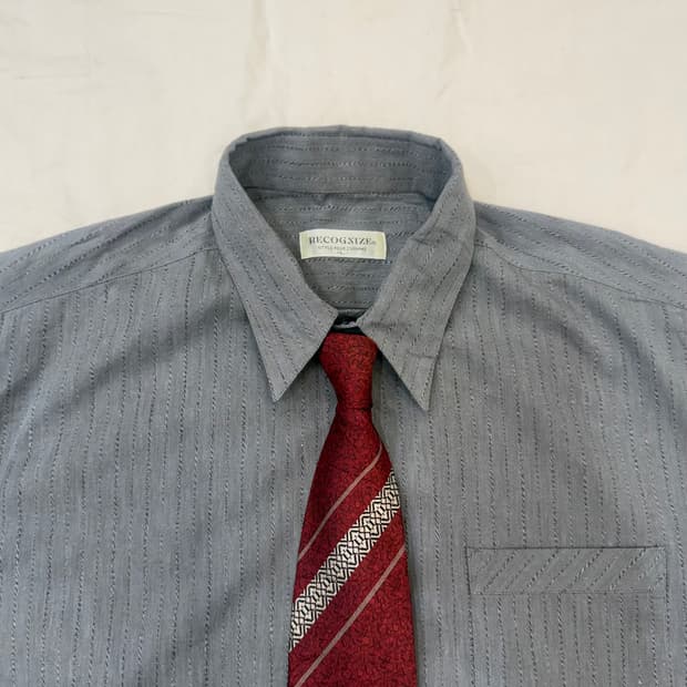 빈티지 그레이 스트라이프 셔츠 & 버건디 패턴 넥타이 세트