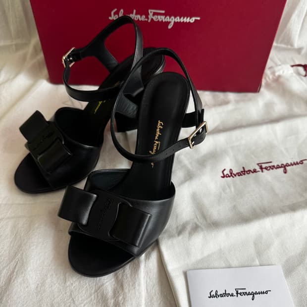 페레가모 바라 리본 샌들