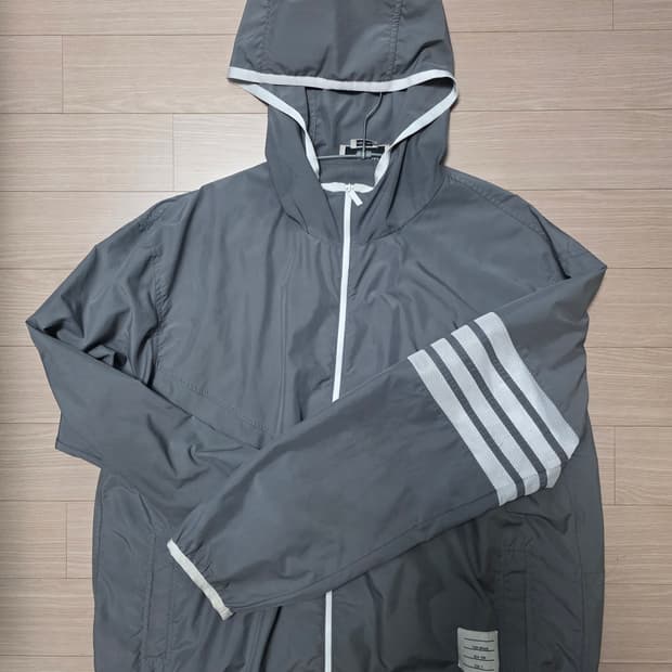 톰브라운 바람막이 3사이즈 국내105