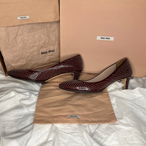 미우미우 패턴트 레더 스터드 키튼 힐 펌프스