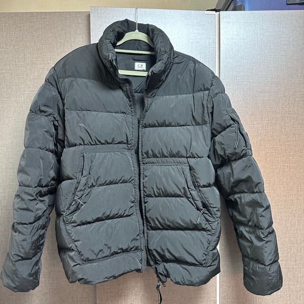 C.P. 컴퍼니 크롬-R 다운 자켓 블랙 