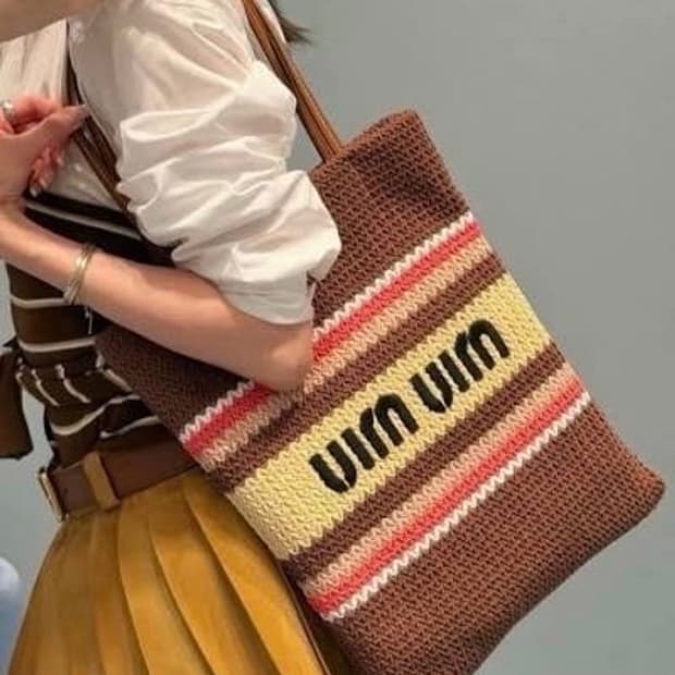미우미우 라피아 이펙트 우븐 토드백 레드