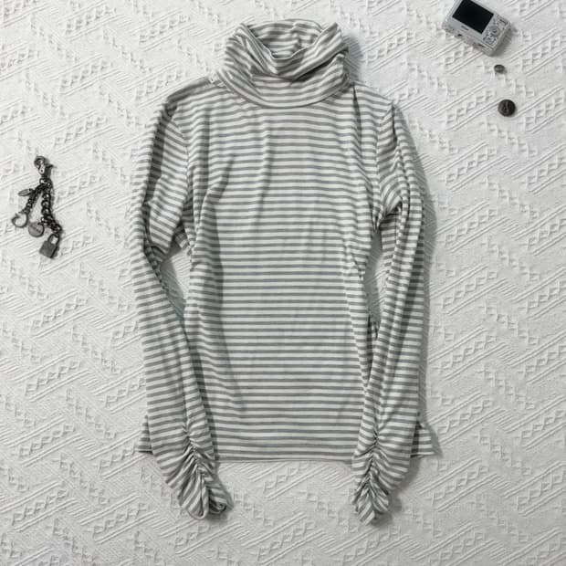 셔링 넥 슬리브 스트라이프 패턴 폴라넥 티