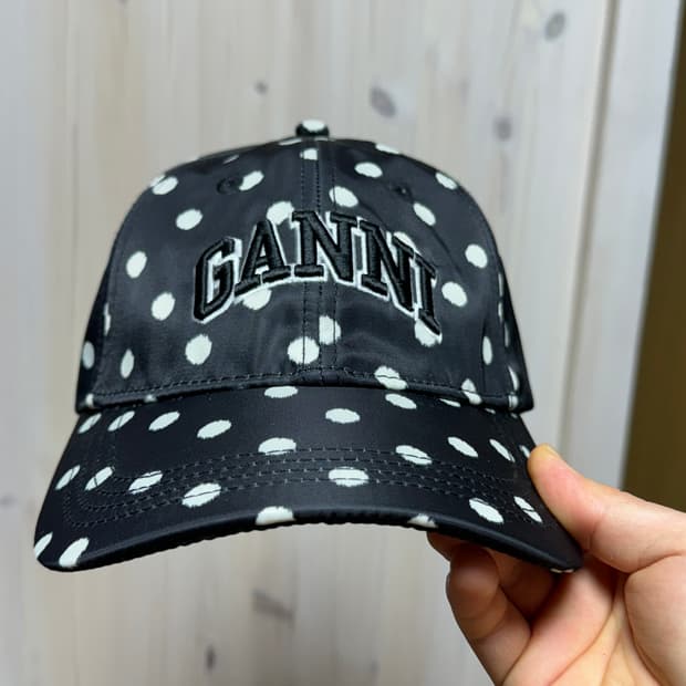GANNI 도트 볼캡