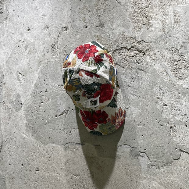 아더에러 23S/S 아이보리 커시브 trs 플로럴 볼캡