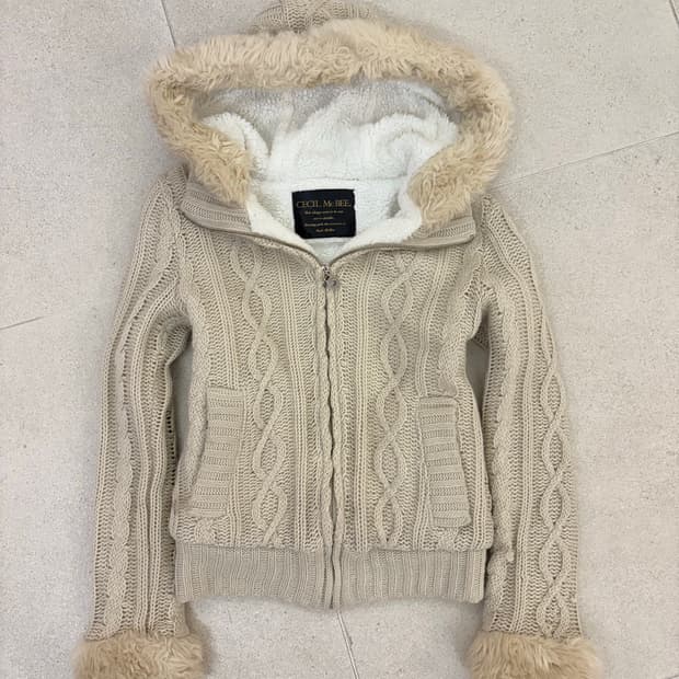 세실맥비 베이지 니트 퍼 후드집업