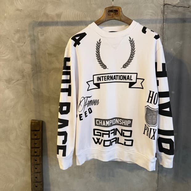 모스키노 맨투맨 100