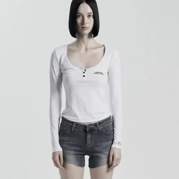 오도어 베이직 버튼티 화이트