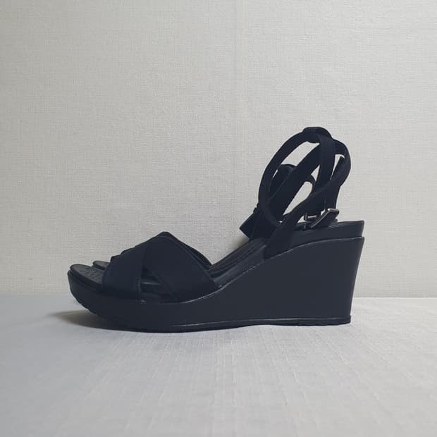 240mm 크록스 레이2 크로스 스트랩 앵클 웨지 블랙 W7