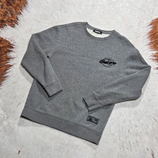 버커루 자수 그레이 맨투맨