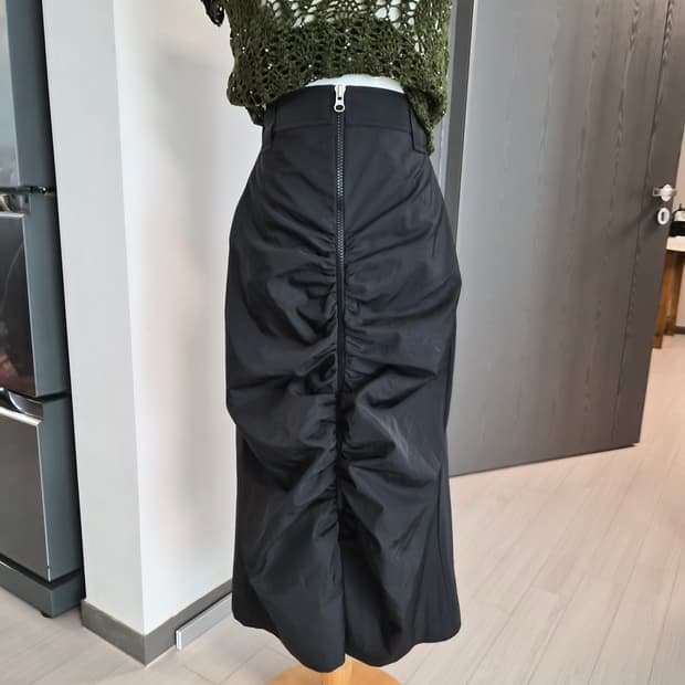 유니크한 앞지퍼 셔링 롱스커트  고프코어룩​