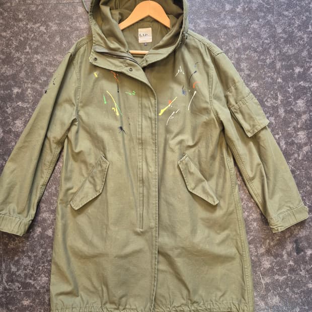 LAP의 카키색 야상 점퍼입니다