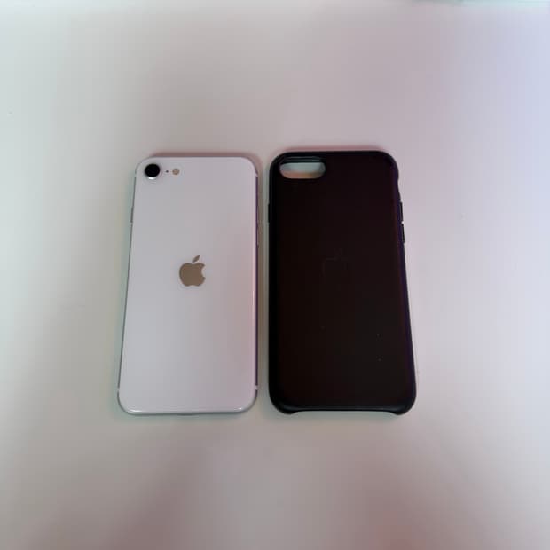 아이폰 se2 256g 화이트+정품 가죽 케이스