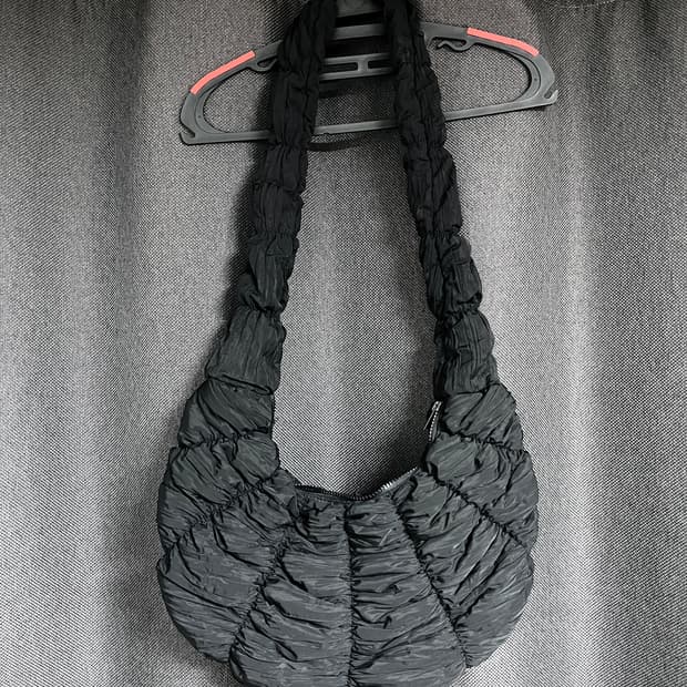 COS 코스 리플 크로스 바디백 블랙