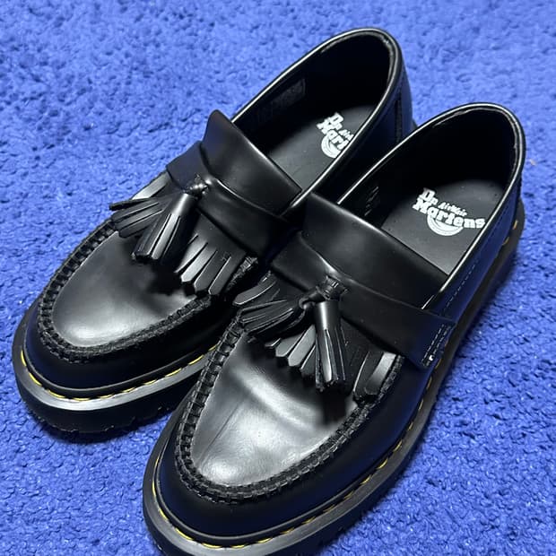 닥터마틴 아드리안 벡스 스무스 레더 테슬 로퍼 블랙