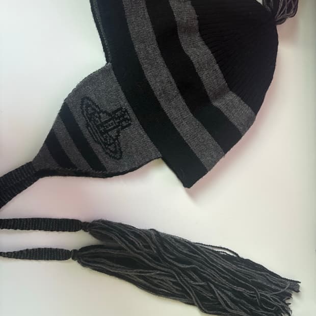 비비안웨스트우드 이어플랩 비니