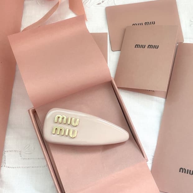 미우미우 miumiu 페이던트 가죽 헤어핀 핑크