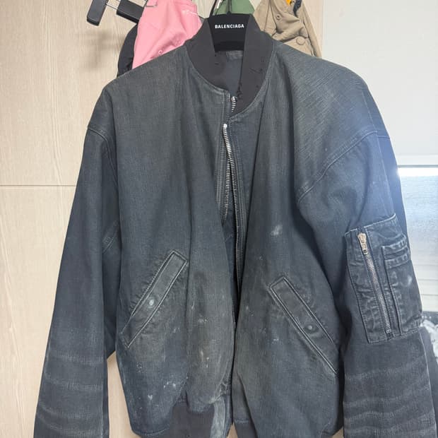 발렌시아가 25ss 데님봄버 판매합니다.