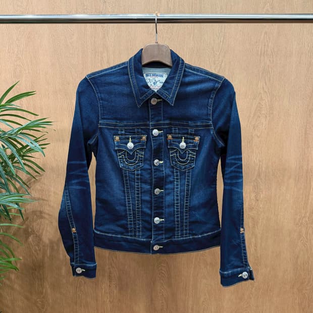 트루릴리전 데님 자켓 로고 패치 버튼 스트랩 디테일 슬림핏 블루