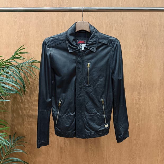 디젤 양가죽 레더 자켓 로고 금속 라벨 소매 지퍼 디테일 레귤러핏 블랙