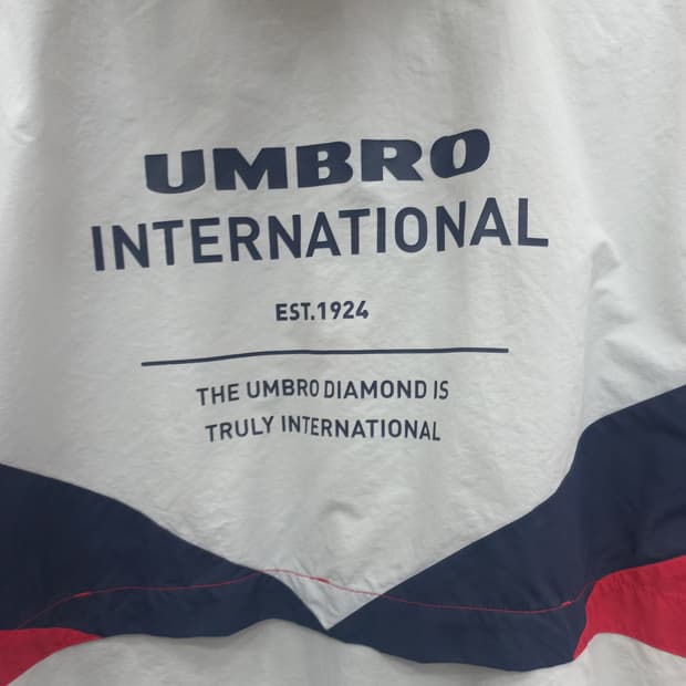 엄브로 화이트 컬러 후드 아노락 바람막이 (남105)