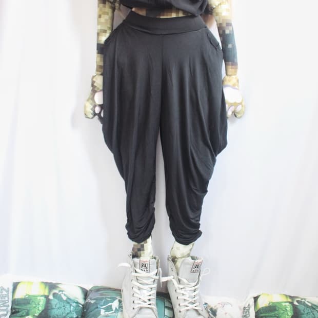 Midnight cocoon drape carpri pants