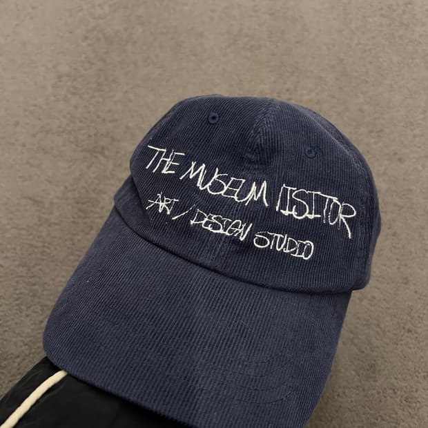 더뮤지엄비지터 아트 디자인 코듀로이 캡 
