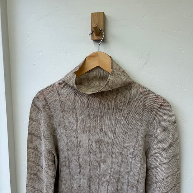 플리츠플리즈 베이지 터틀넥