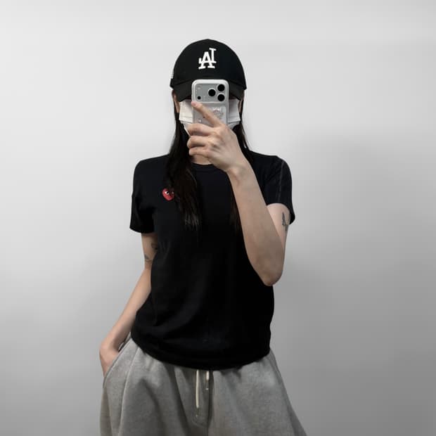 꼼데가르송 하트 와펜 반팔티 블랙