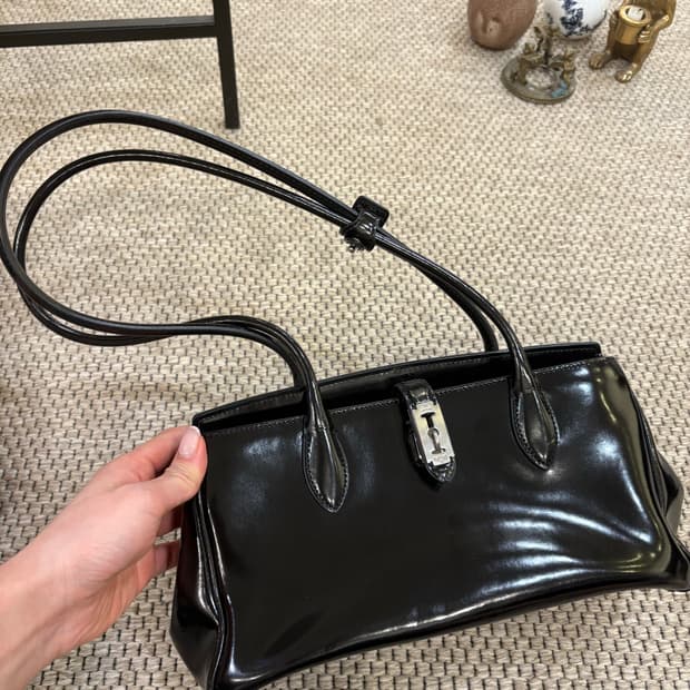 분크 토크 트로피 숄더백 M 블랙 