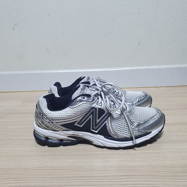 뉴발란스 860 V2 운동화 실버 블랙 270