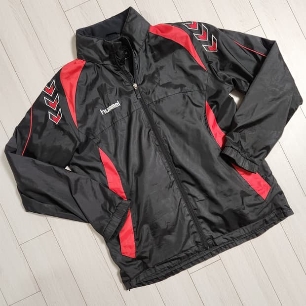 험멜 우븐집업 바람막이 사이즈m

오염없이 깨끗한데 소매 늘어남있어서 싸