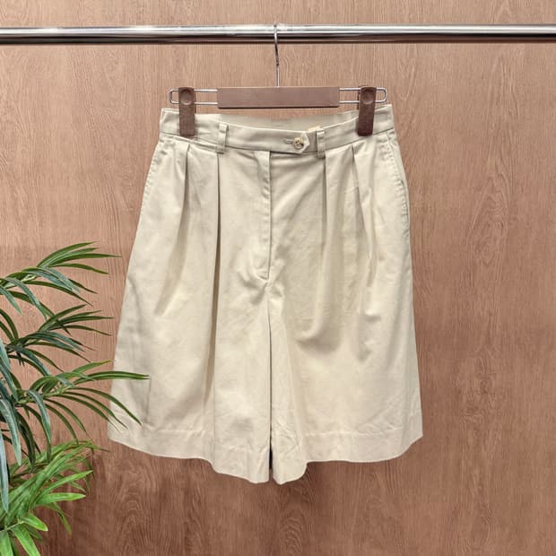 맥그리거 하프 팬츠 투턱 히든 버튼 디테일 와이드핏 베이지