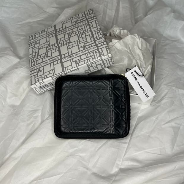 꼼데가르송 엠보스드 스타 지퍼 지갑