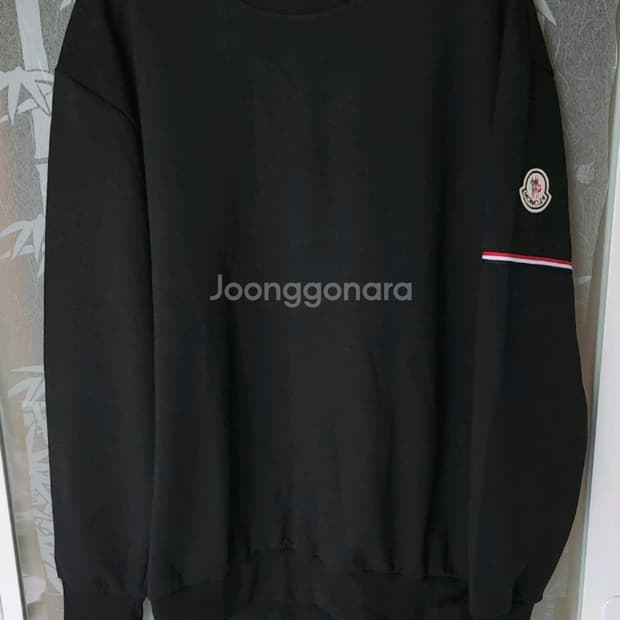 몽클레어 맨투맨.   L