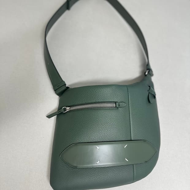 마르지엘라 5AC 온바디 크로스백 1회착 카키컬러