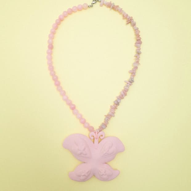 아일릿 모카 착용 나비 펜던트 목걸이