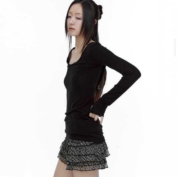 러프넥 크로스라인 슬림 탑 블랙