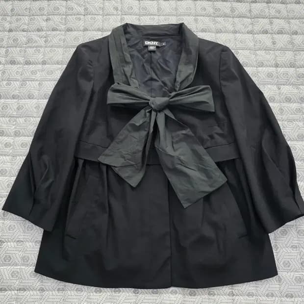 DKNY 디케이앤와이 블랙 리본 블라우스/자켓 ~55반