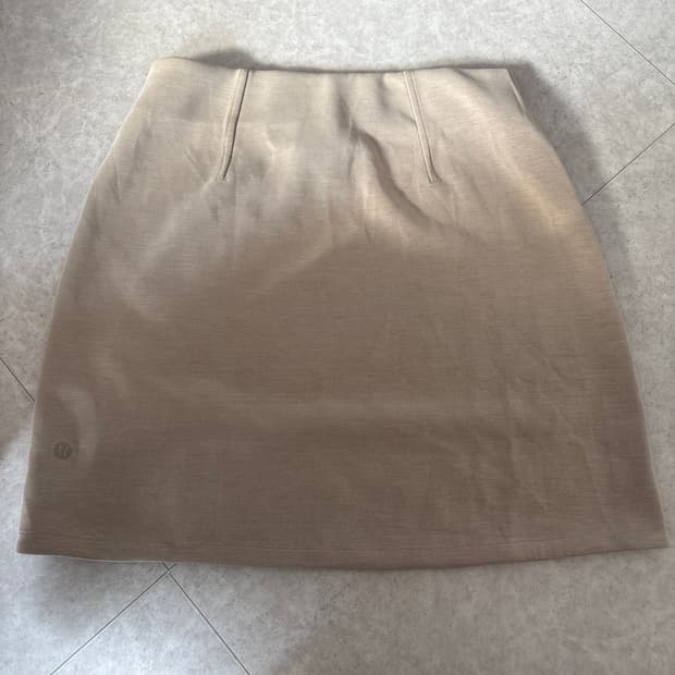 룰루레몬 베이지색 치마