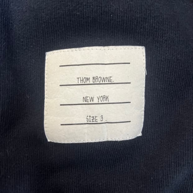 톰브라운 백삼선 맨투맨 num3 판매합니다