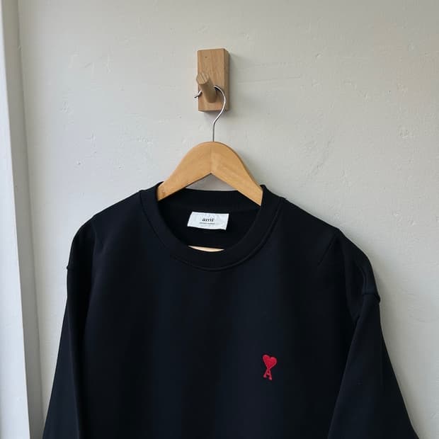 16038 - 아미 블랙 스몰 로고 맨투맨