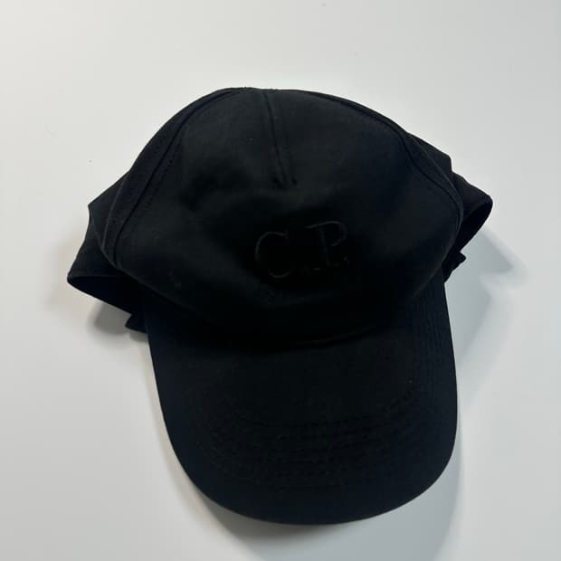 CP 컴퍼니 블랙 고글 볼캡