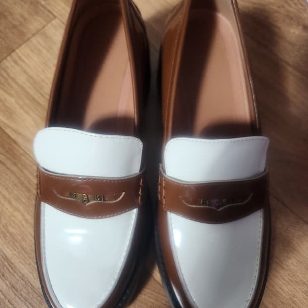 마르니 브라운/화이트 페니 로퍼 