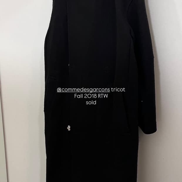 꼼데가르송 트리콧 2018 가을 RTW 롱코트