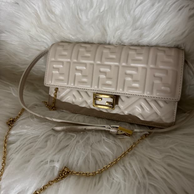 펜디 FF 모티브 체인 바게트 월렛 화이트 가방