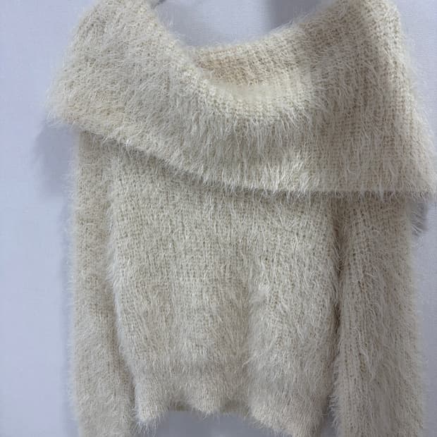 아이보리 오프숄더 니트