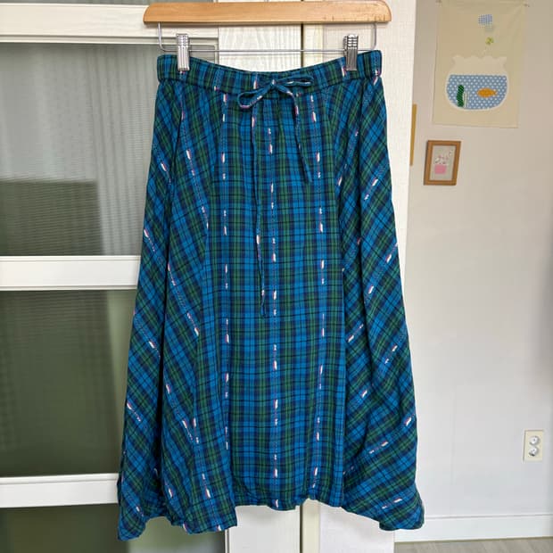 블루-그린 체크 미디 스커트