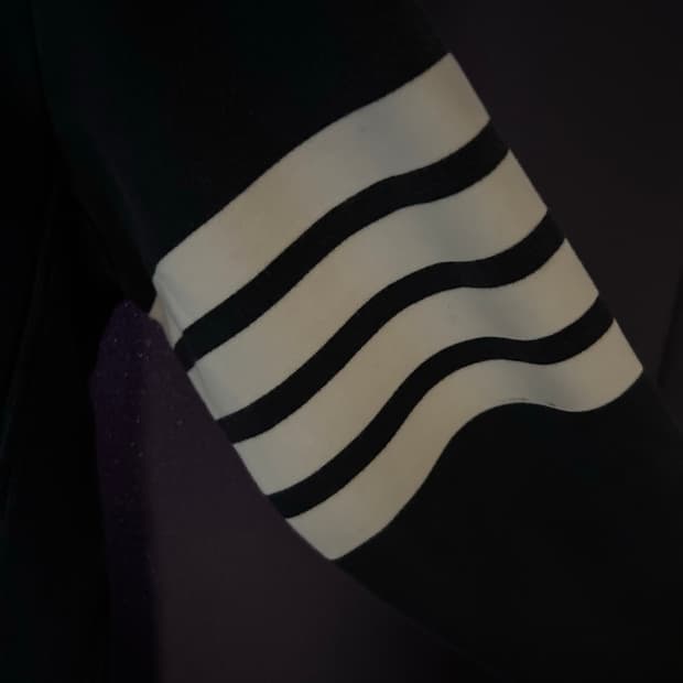 톰브라운 4선 완장 자수 맨투맨 네이비